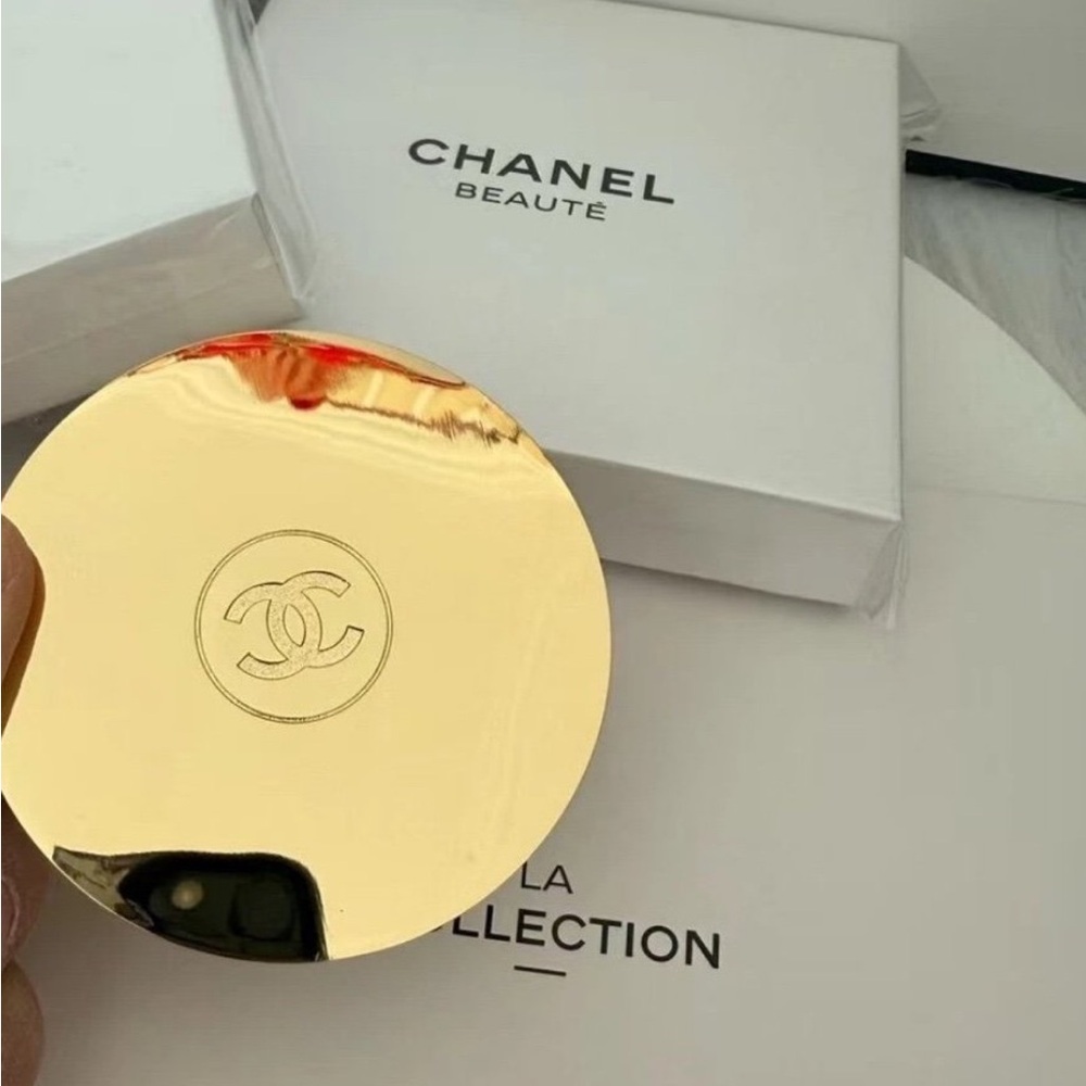 CHANEL BEAUTE NIB Gold Compact mirror Accessory